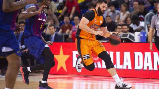 Partido entre el Barcelona Lassa y el Valencia Basket