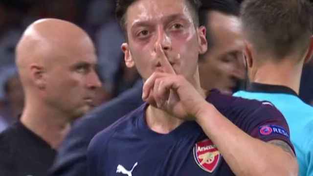 Özil manda callar a Mestalla tras ser abucheado con su cambio. Foto: Twitter (@elchiringuitotv)