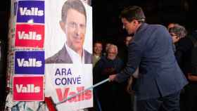 Manuel Valls pega carteles en el arranque de campaña en Barcelona