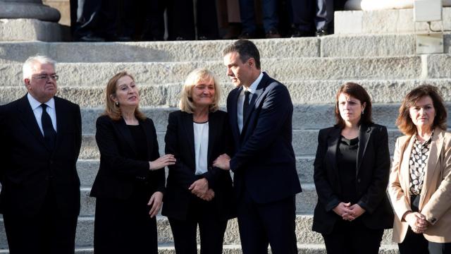 Pilar Goya, mujer de Rubalcaba, entre Ana Pastor y Pedro Sánchez.