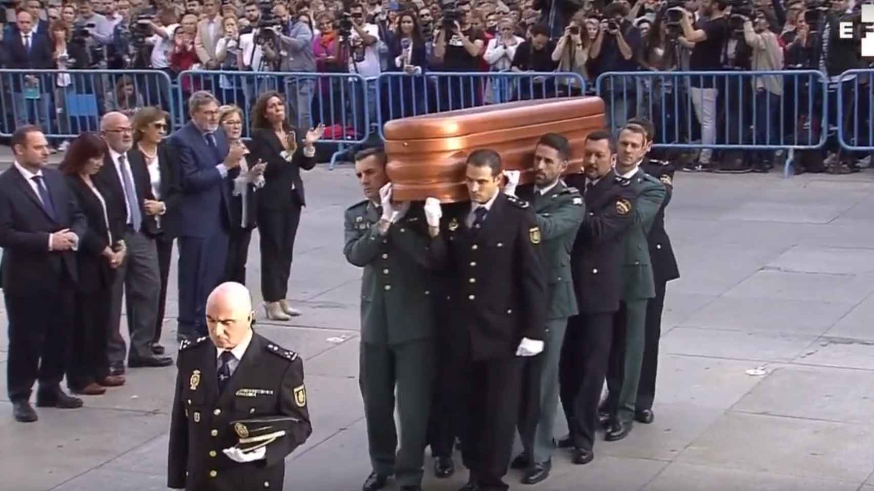 Féretro con los restos de Alfredo Pérez Rubalcaba frente al Congreso de los Diputados.
