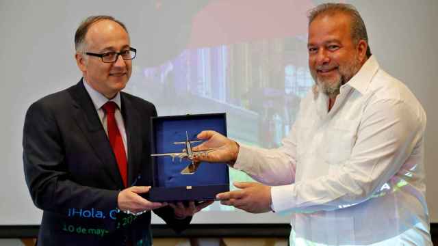 El presidente de Iberia, Luis Gallego (i), entrega una réplica del avión de su empresa que realizó el primer vuelo a Cuba al ministro cubano de Turismo, Manuel Marrero (d), durante un desayuno de trabajo, este viernes en La Habana (Cuba).
