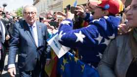 Juncker saluda a un grupo de ciudadanos durante la cumbre de Sibiu