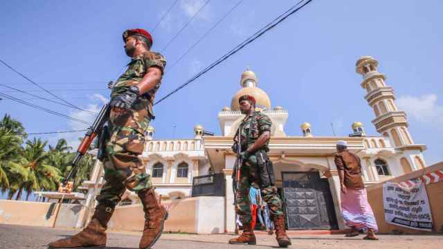 Militares hacen guardia a las puertas de una mezquita en Sri Lanka.