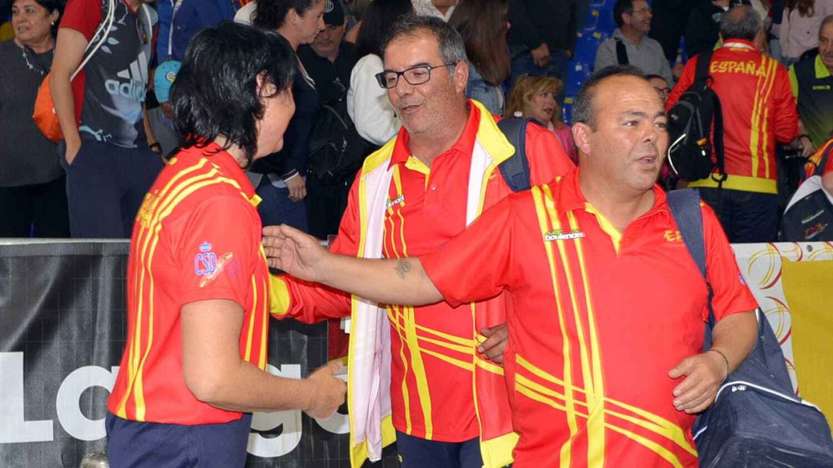 Manuel Romero se saluda con sus compañeros de la selección española de petanca