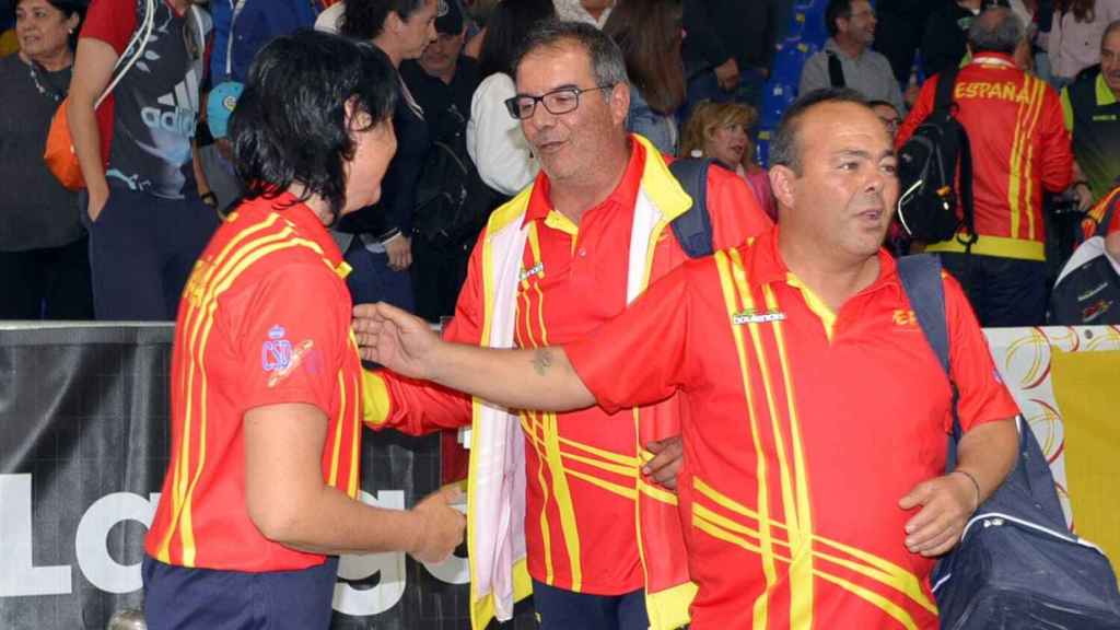 Manuel Romero se saluda con sus compañeros de la selección española de petanca