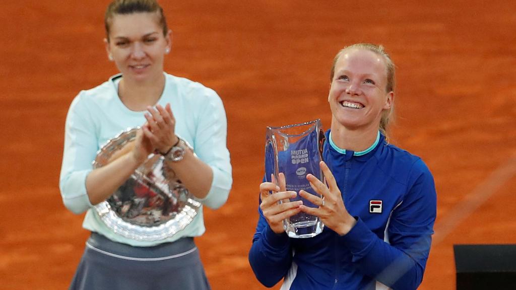 Halep aplaude a Bertens mientras sostiene el trofeo
