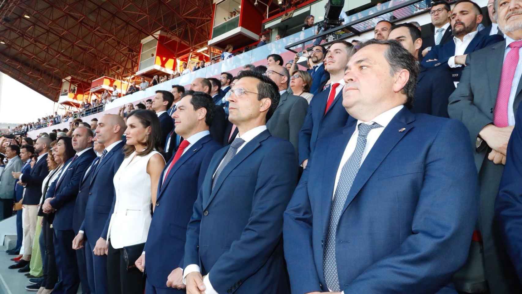 La reina Letizia con Luis Rubiales, presidente de la Asociación de Futbolistas Españoles y su derecha y con Juan Manuel Moreno Bonilla, presidente de la Junta de Andalucía, a su izquierda.
