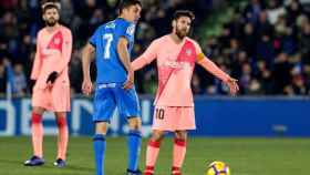 Messi y Piqué ante Mata, en el partido de la primera vuelta de La Liga 2018/2019