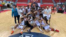 Los jugadores del Junior del Real Madrid de Baloncesto celebran el Campeonato de España