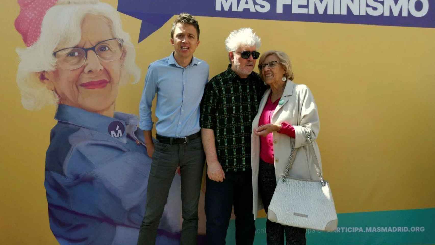 Manuela Carmena posa junto a Pedro Almodóvar e Íñigo Errejón