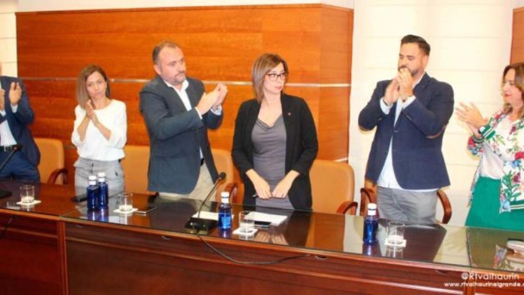 Los concejales aplauden a Teresa Sánchez (IU), la nueva alcaldesa para dos semanas de Alhaurín el Grande (Málaga).