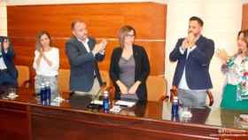 Los concejales aplauden a Teresa Sánchez (IU),  la nueva alcaldesa para dos semanas de Alhaurín el Grande (Málaga).