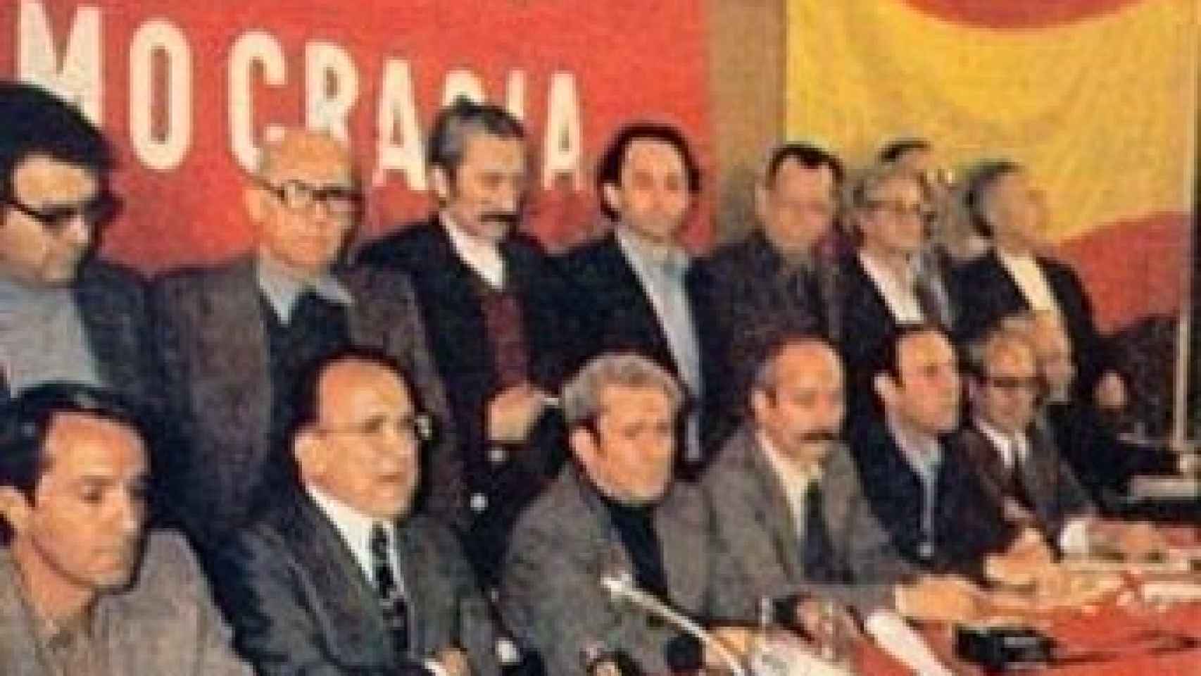Santiago Carrillo, Marcelino Camacho y el resto de líderes del PCE, el 16 de abril de 1977, con la bandera rojigualda.