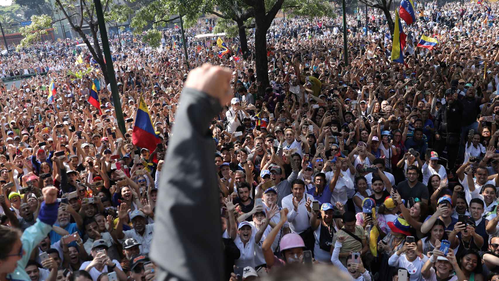Miles de personas acompañan a Guaidó y a Leopoldo López en la insurrección contra el régimen chavista en Caracas