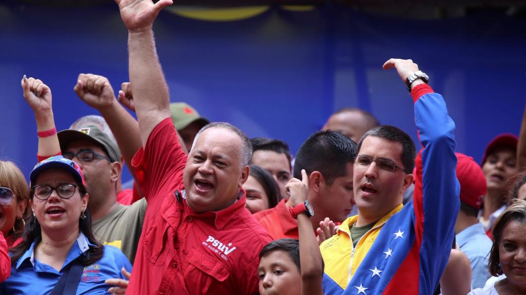 Diosdado Cabello y el ministro de Exteriores venezolano, Jorge Arreaza, saludan a seguidores chavistas en Caracas.