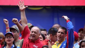 Diosdado Cabello y el ministro de Exteriores venezolano, Jorge Arreaza, saludan a seguidores chavistas en Caracas.