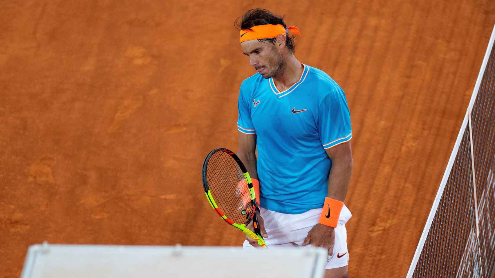 Rafa Nadal, cabizbajo, tras perder contra Stefanos Tsitsipas en las semifinales del Mutua Madrid Open.