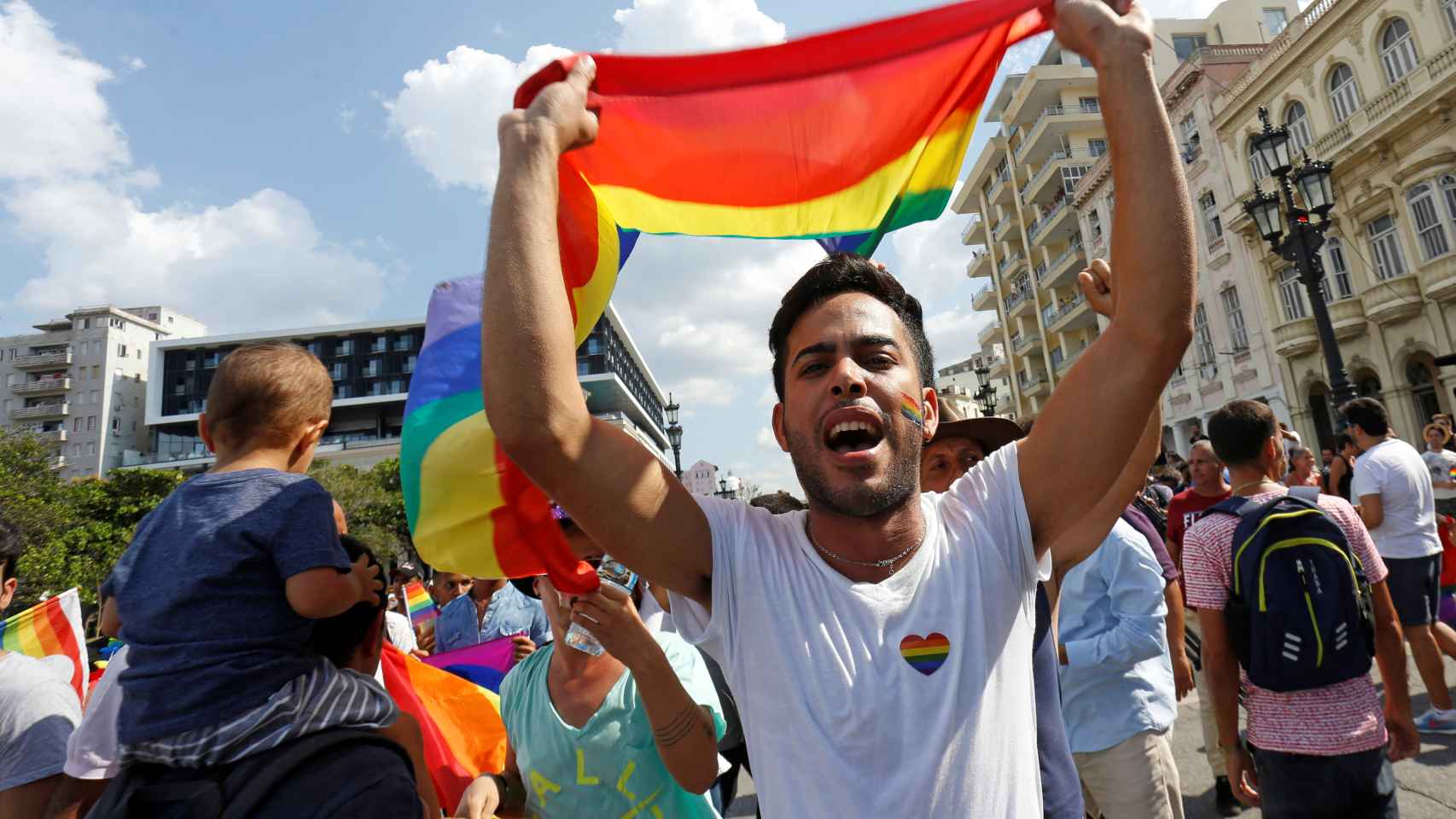 Un manifestante porta la bandera arcoiris