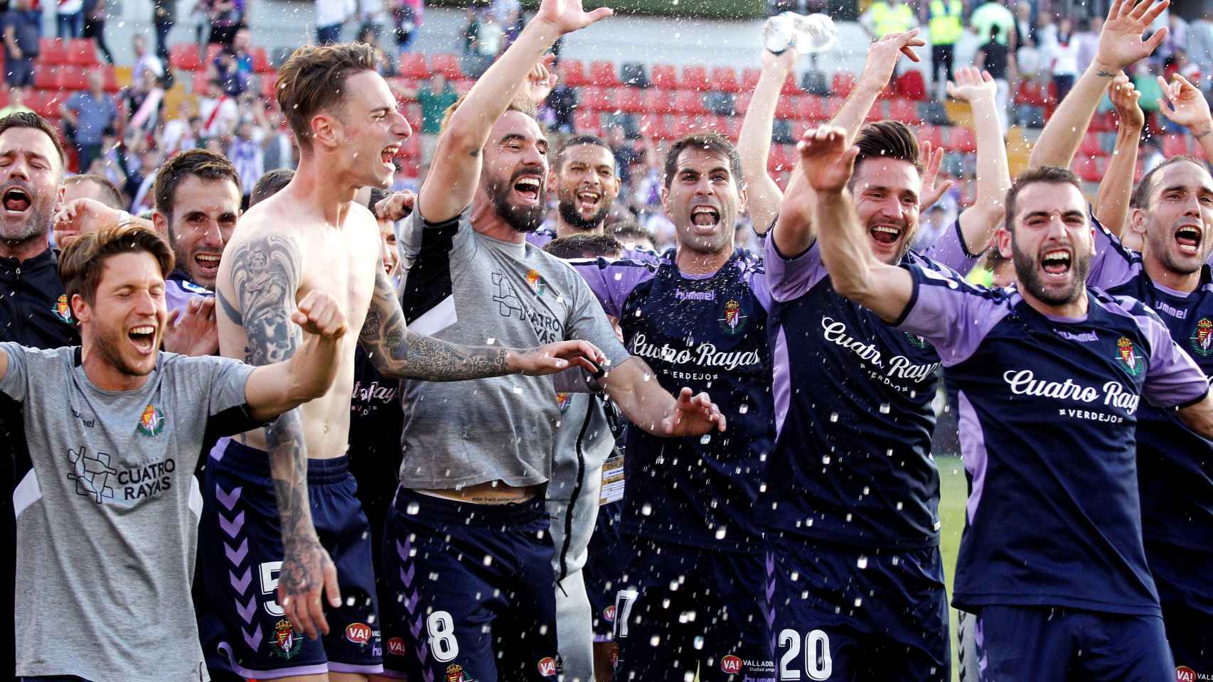 Los jugadores del Valladolid celebran la permanencia