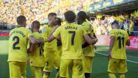 Los jugadores del Villarreal celebran el gol al Eibar