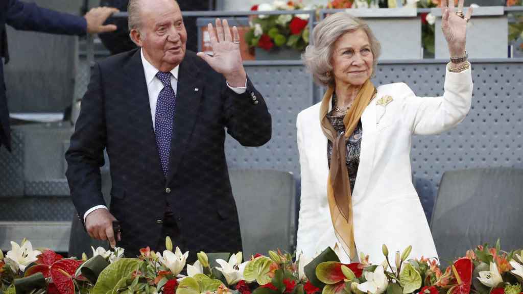 Juan Carlos I y la reina Sofía saludando al público presente en el Mutua Madrid Open.