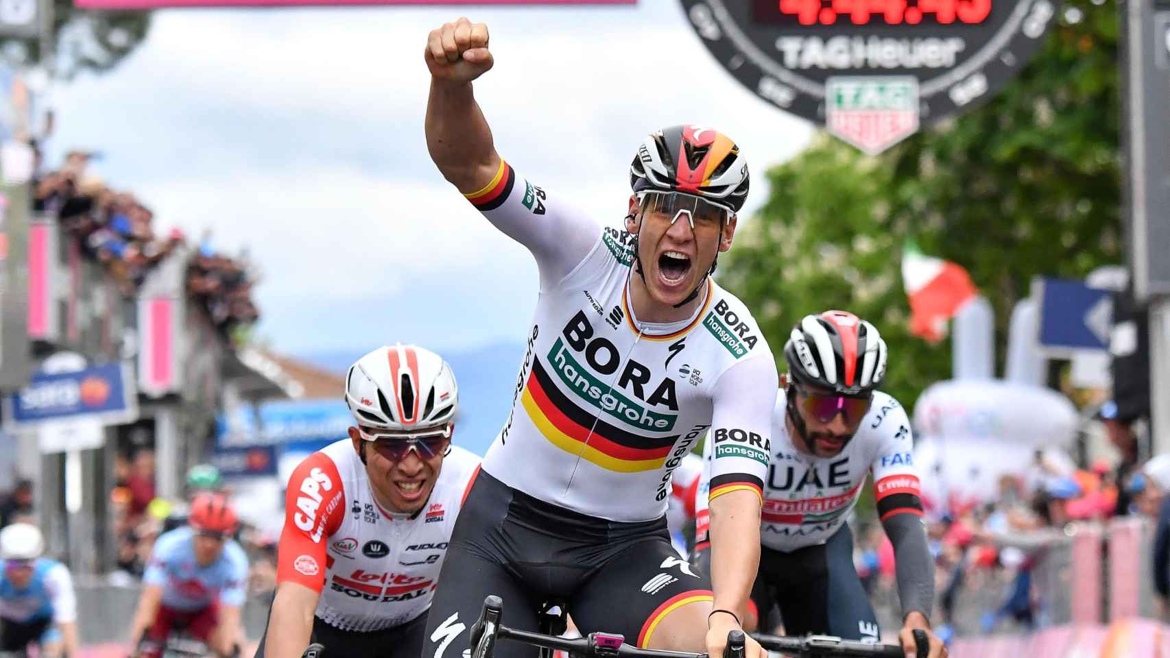 Pascal Ackermann celebra su victoria en el Giro de Italia
