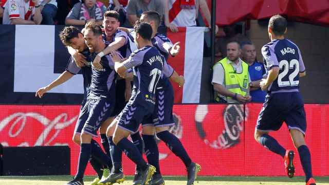 Los jugadores del Valladolid celebran un gol al Rayo