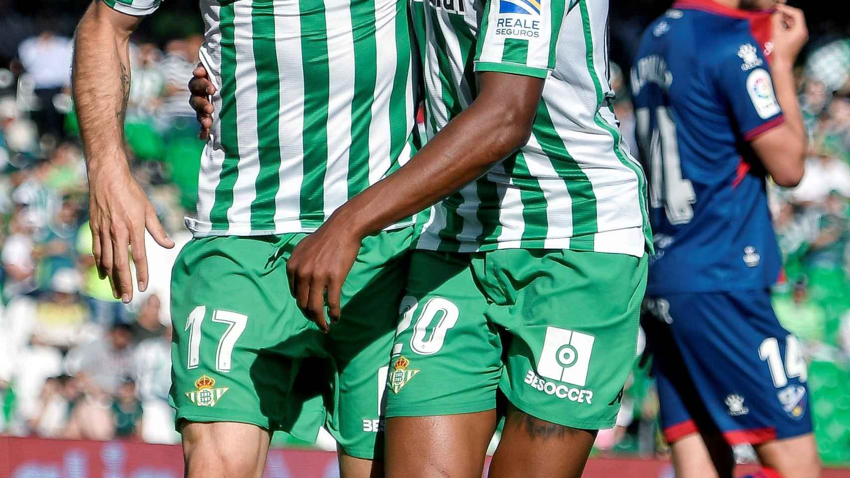 Joaquín celebra con Junior Firpo su gol al Huesca