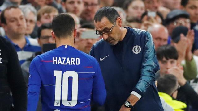 Maurizio Sarri habla con Eden Hazard