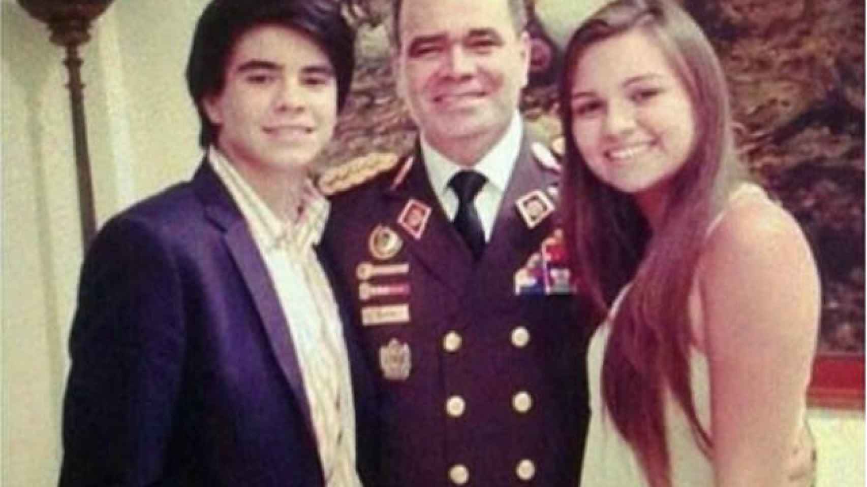 Mitchell y Yarazetd rodean a su padre, el general y ministro venezolano Vladimir Padrino López.