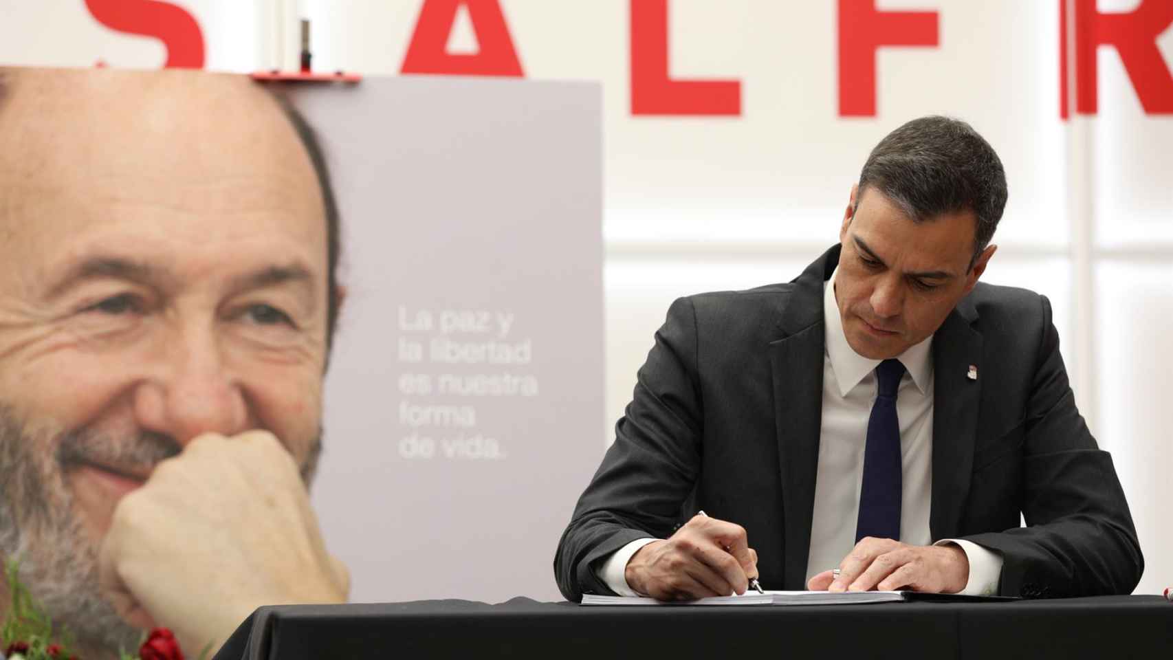 Sánchez firma en el libro de condolencias de Rubalcaba