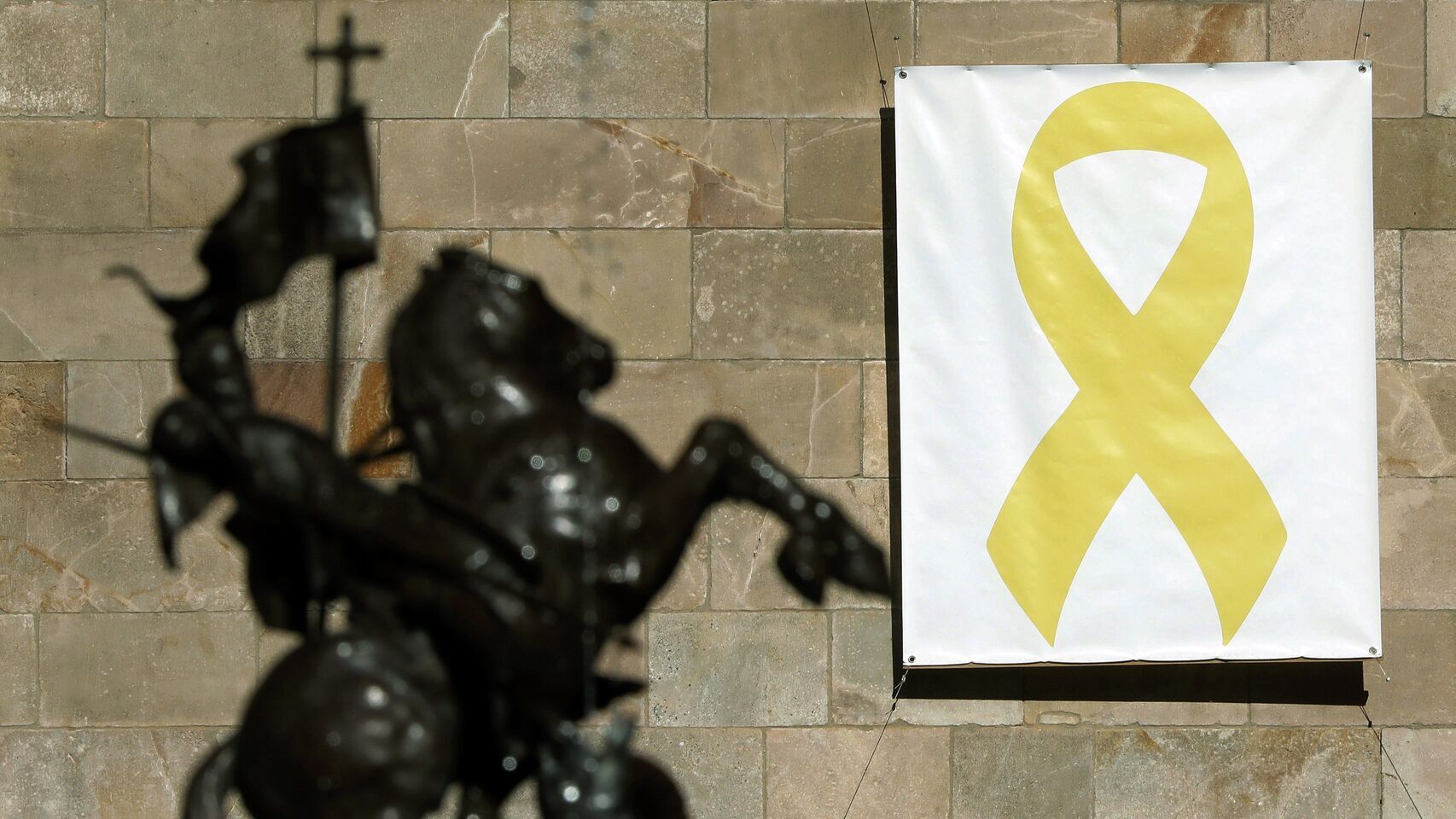 Un lazo amarillo cuelga del edificio de la Generalitat.