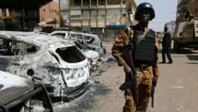 Un soldado en Burkina Faso, tras un atentado yihadista.