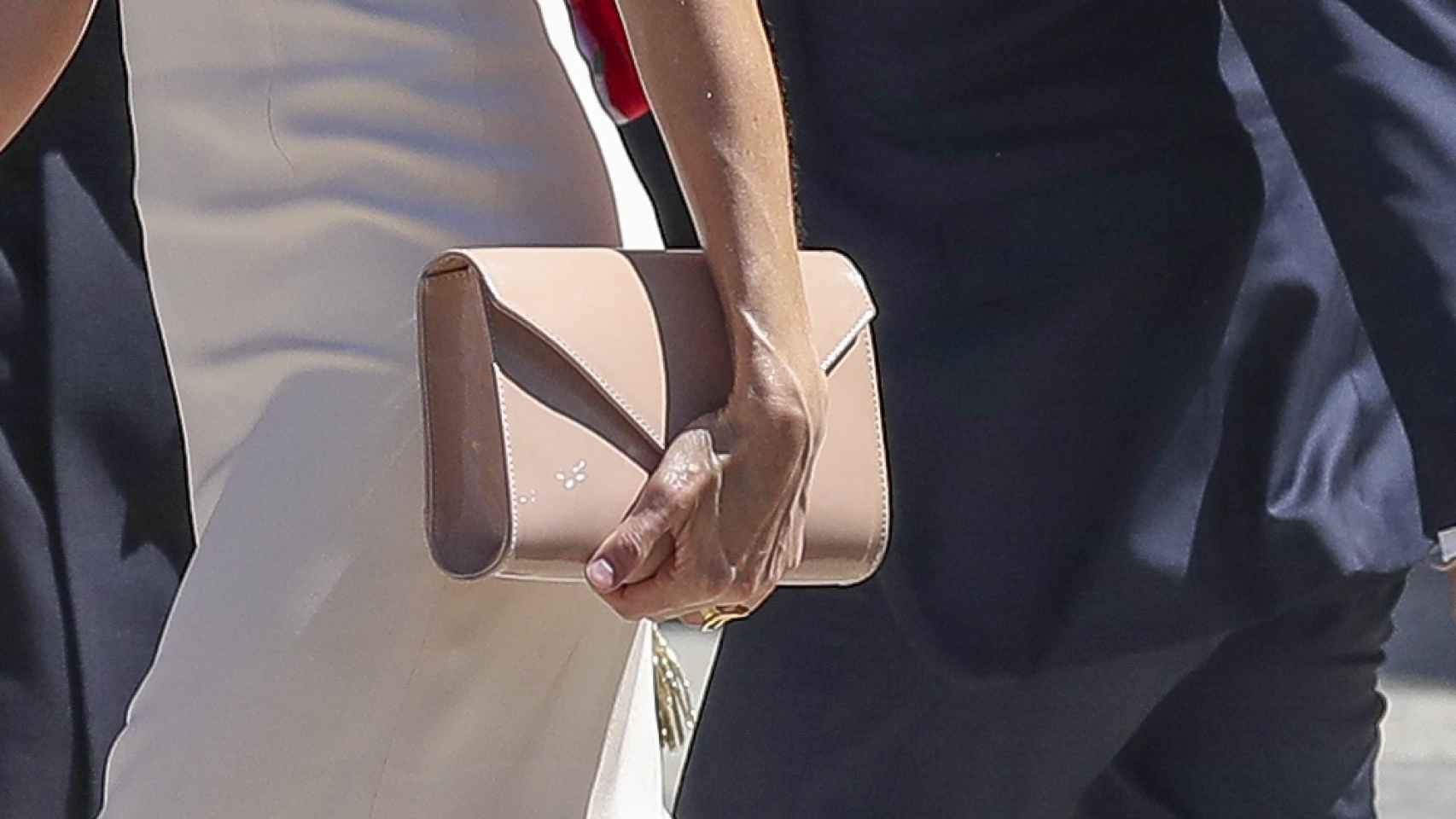 Detalle del bolso de Felipe Varela que ha lucido la Reina, a juego con los tacones de Prada.
