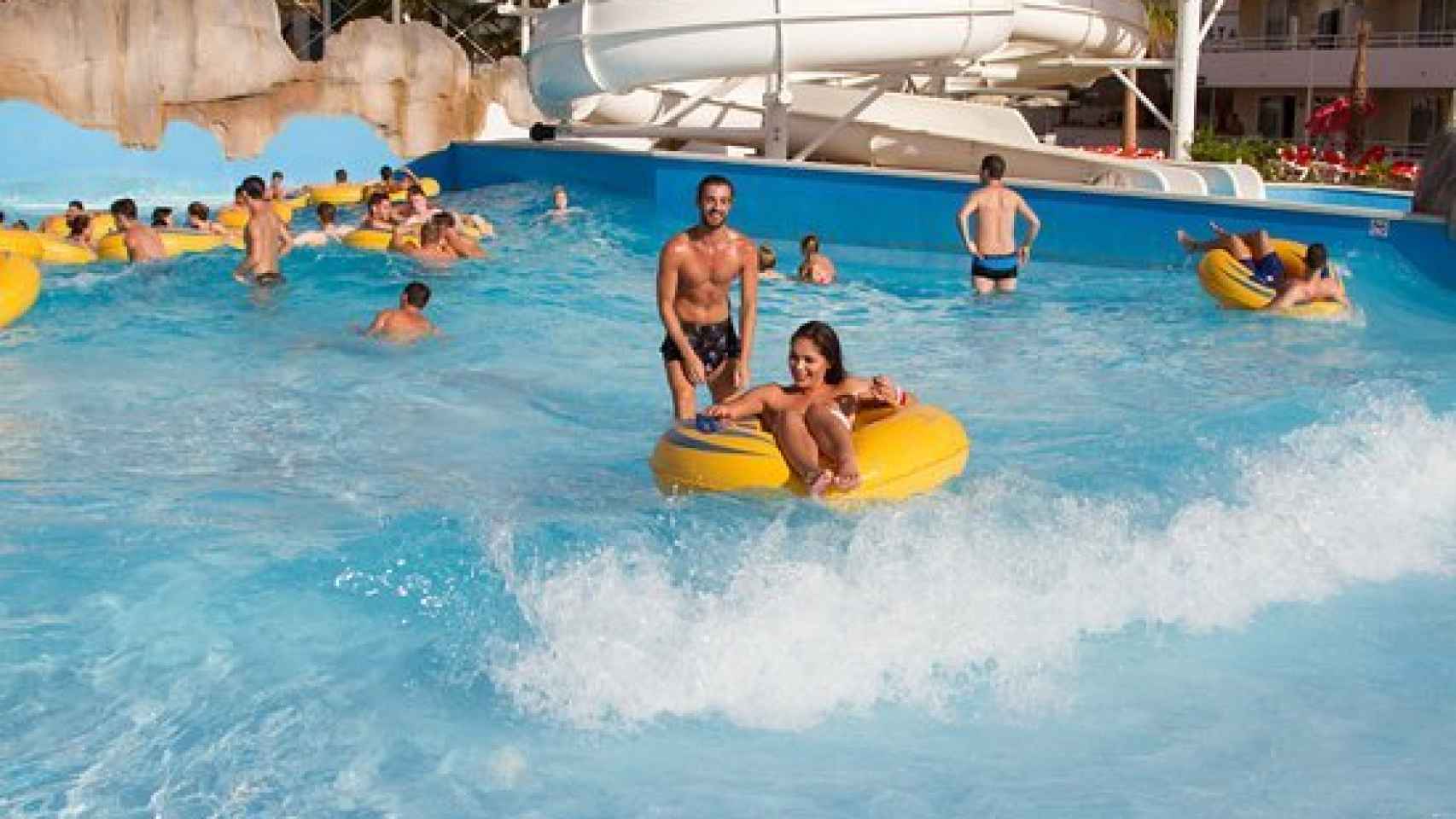 Imagen de la piscina de olas del establecimiento hotelero BH Mallorca