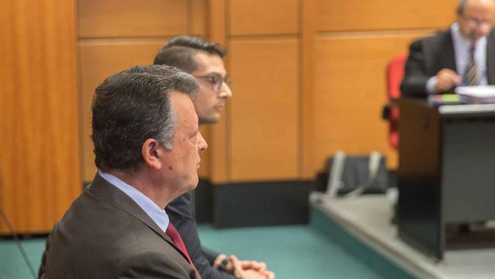 Emilio Titos, director general de Mercedes-Benz junto a su hijo en el juicio.