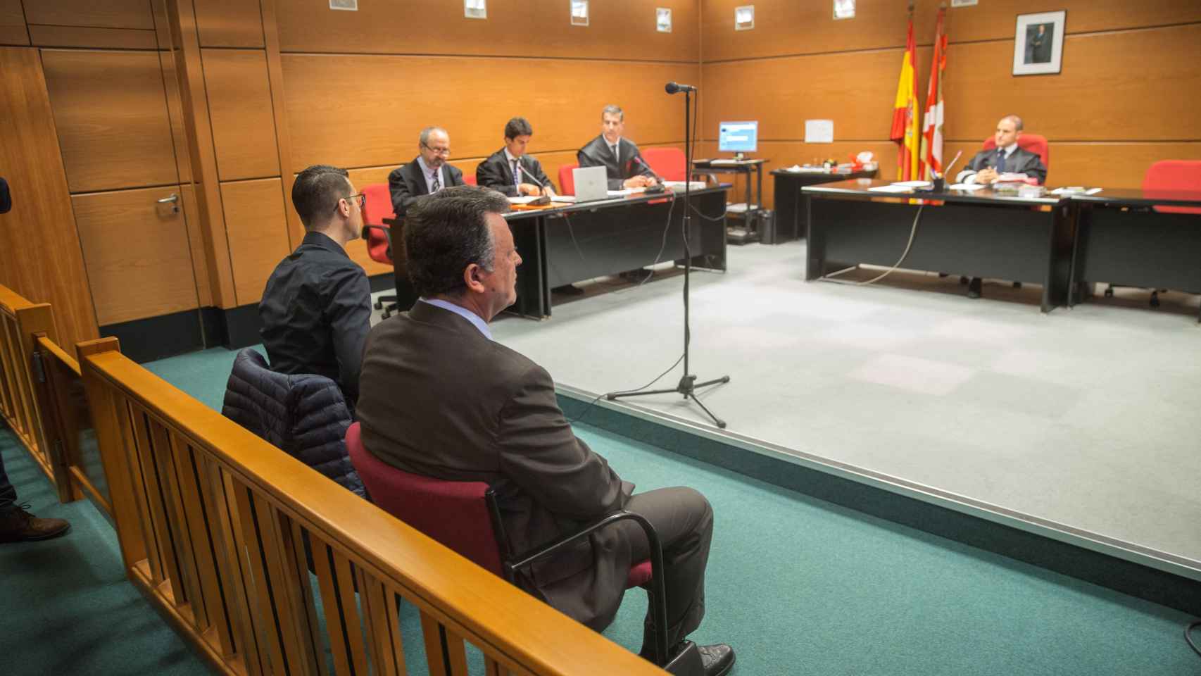 Emilio Titos y su hijo, en el juzgado.