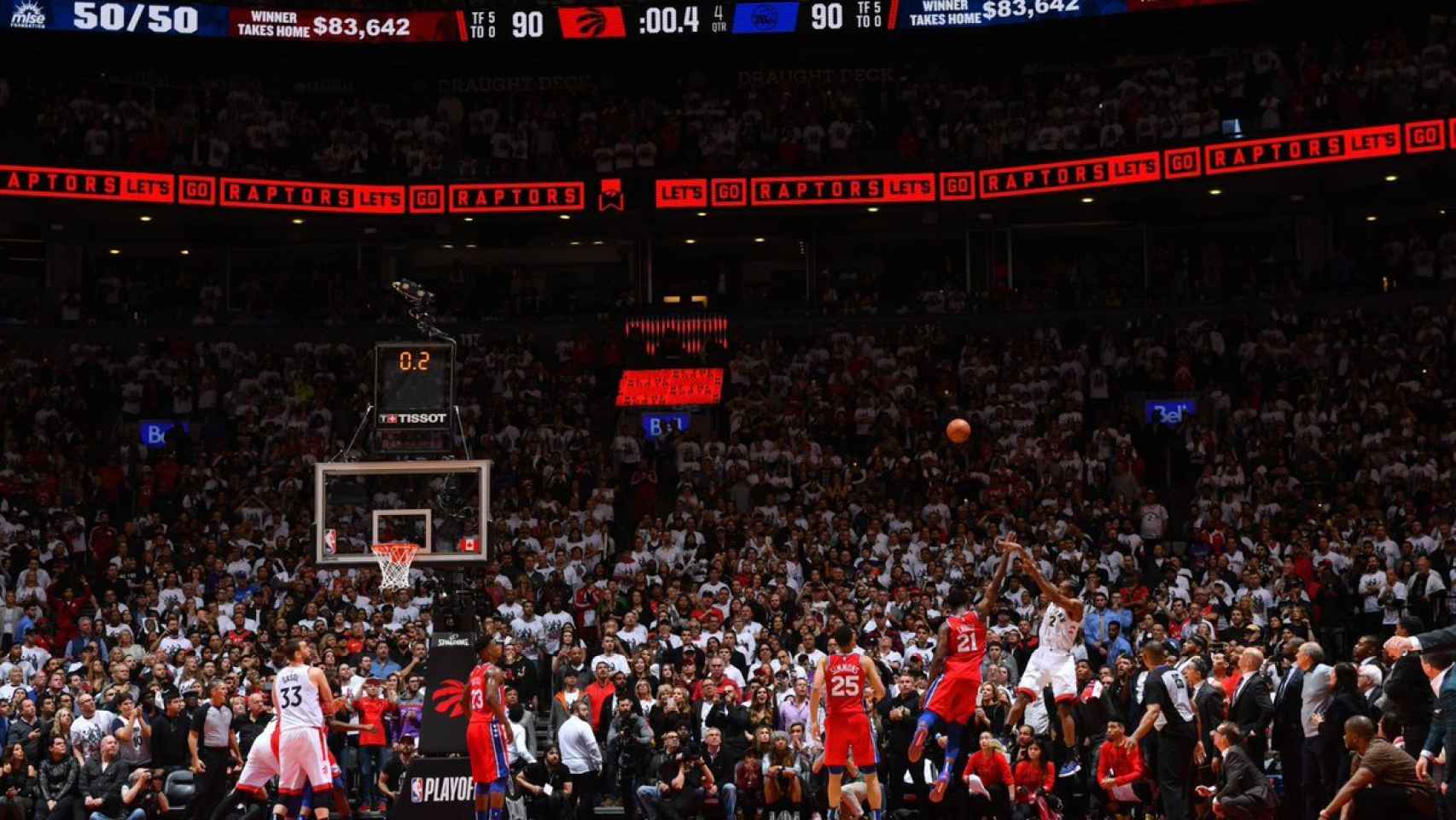 Kawhi Leonard lanza a canasta en el último minuto. Foto: Twitter (@NBA)