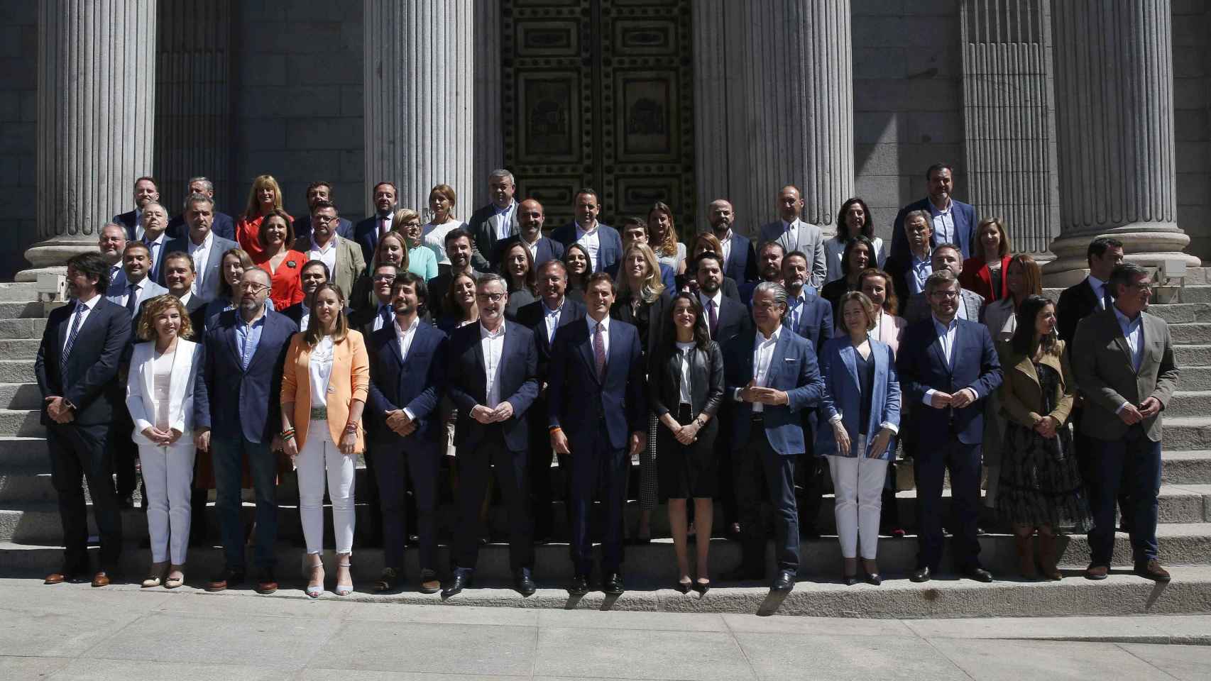 Primera foto de familia de los 57 diputados de Ciudadanos.