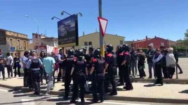 Imagen de los 'mossos' tratando de controlar la pelea en Verges (Girona), este domingo.