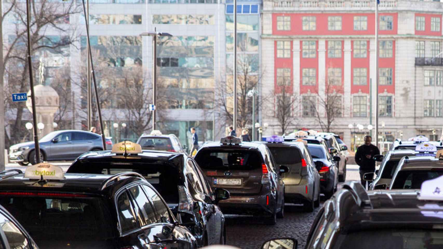 Sin electrolineras: en Oslo los taxis eléctricos tendrán recarga inalámbrica
