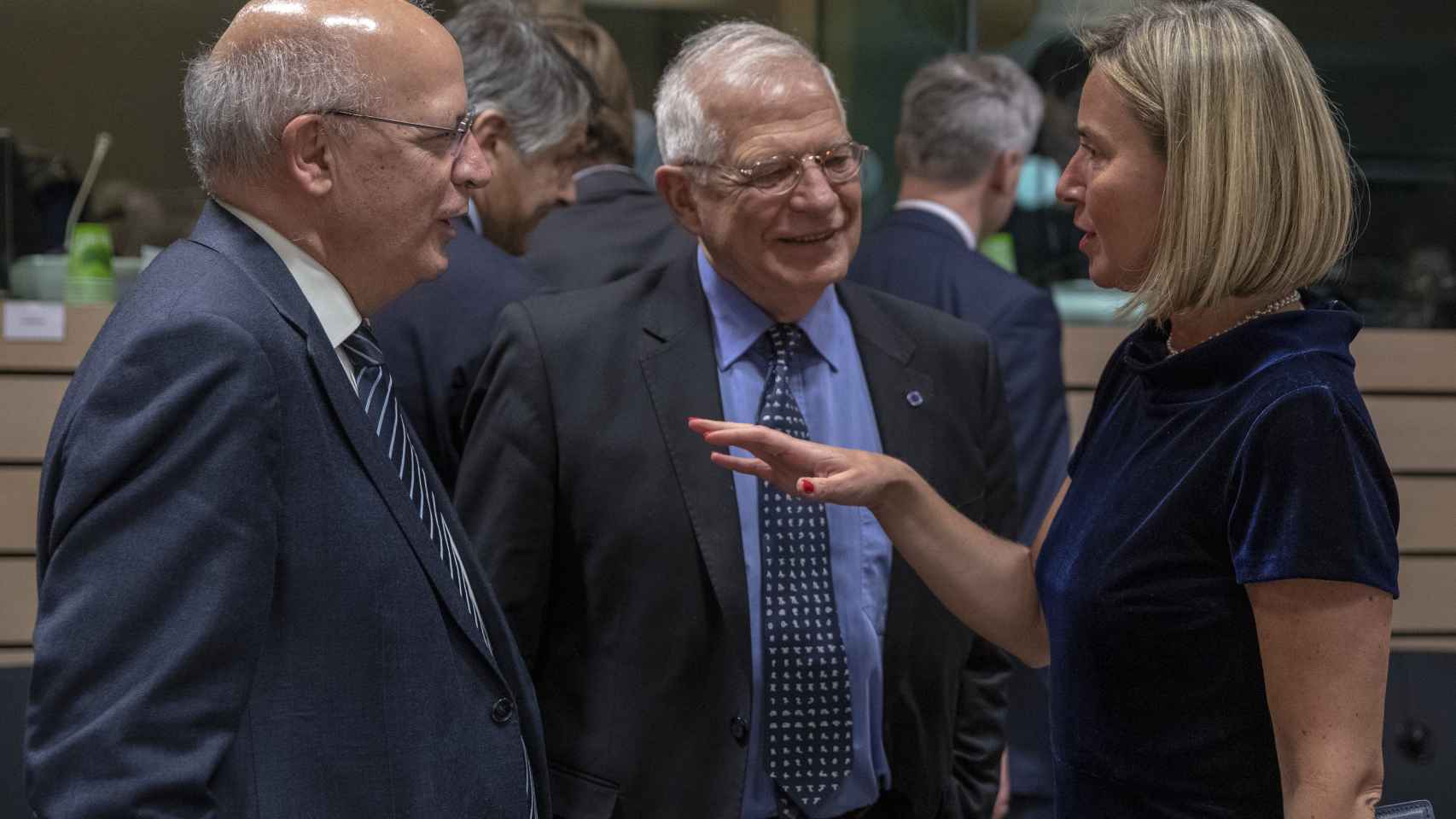 Borrell conversa con Federica Mogherini durante la reunión de Exteriores de la UE