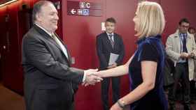 Mogherini saluda a Pompeo en su visita sorpresa a Bruselas