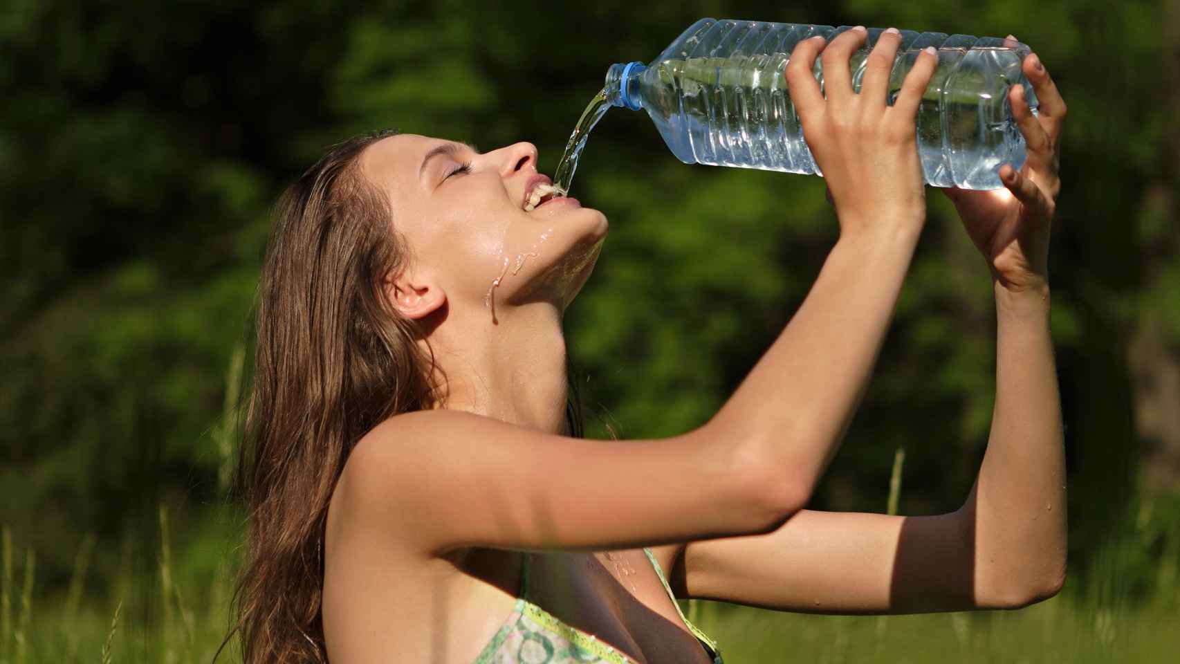 Beber litro y medio de agua al día hidrata la piel y la mantiene fuerte.