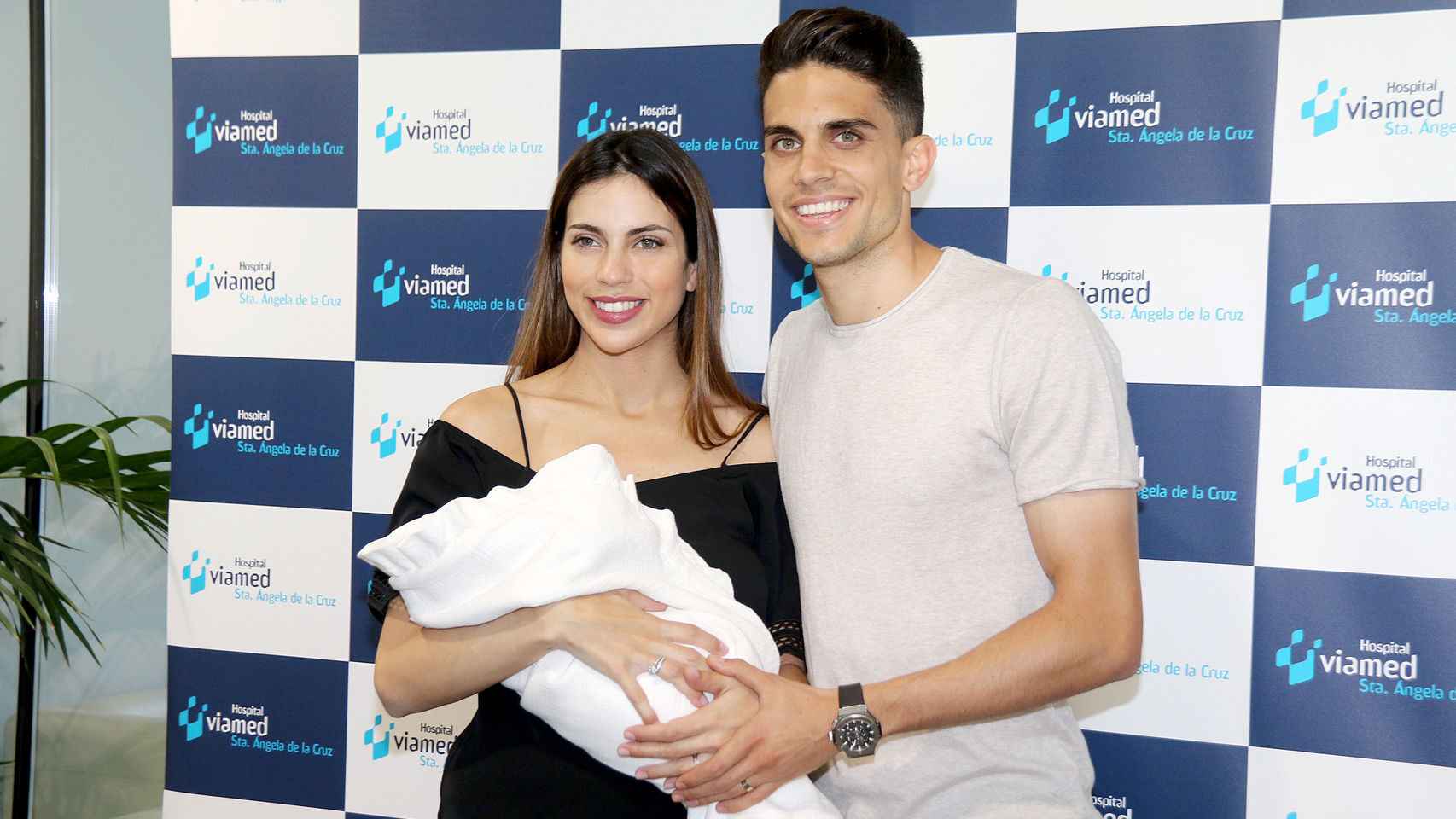 Marc Bartra y Melissa Jiménez en la presentación de su segunda hija, Abril.