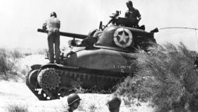 Un tanque M4 Sherman en Sicilia durante los desembarcos.