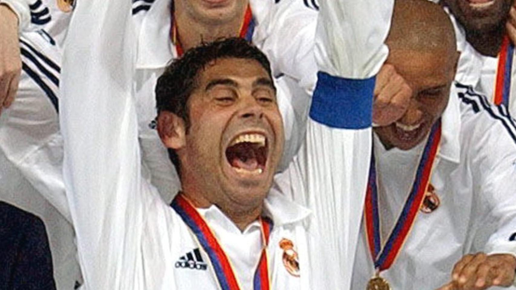 Fernando Hierro levanta La Novena del Real Madrid