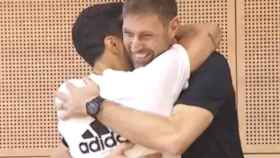 Nocioni se funde en un abrazo en su reencuentro con el Real Madrid