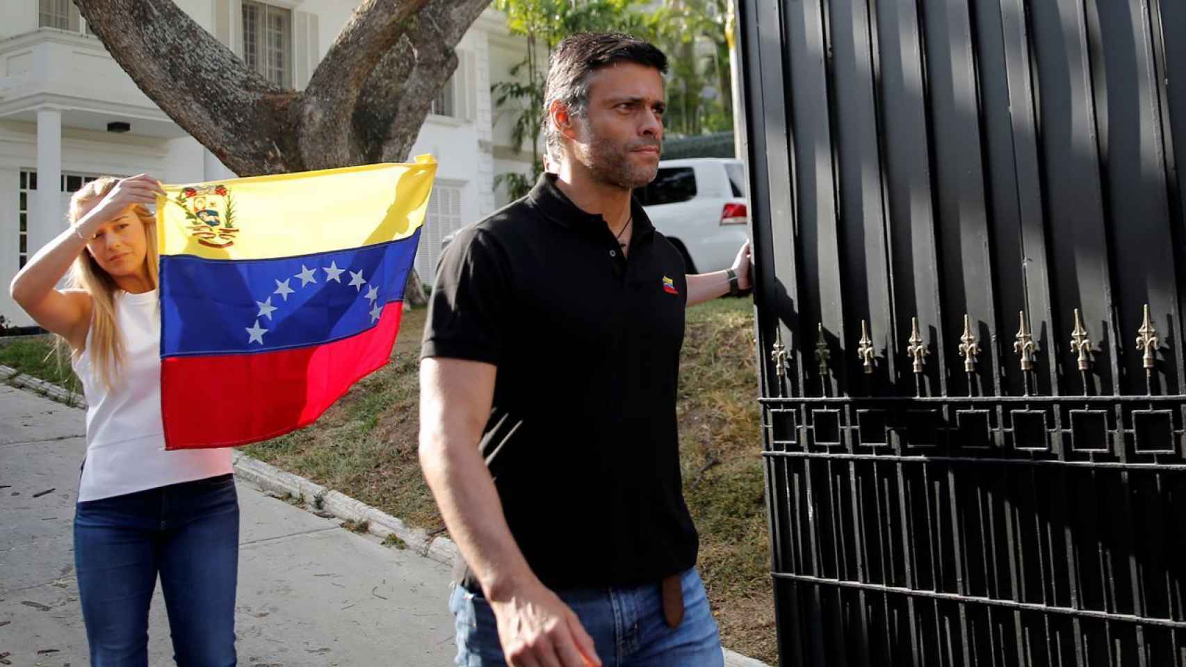 Leopoldo López y su esposa, Lilian Tintori, ante las puertas de la embajada española en Caracas.
